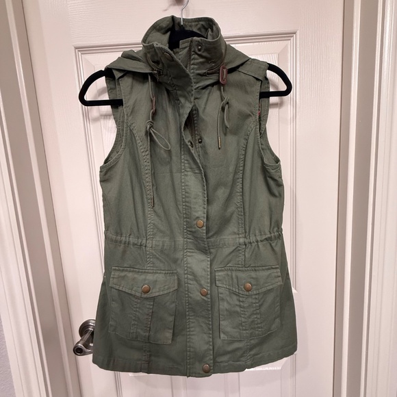 41 Hawthorn Vest Jacket in green with hood - Picture 4 of 9
